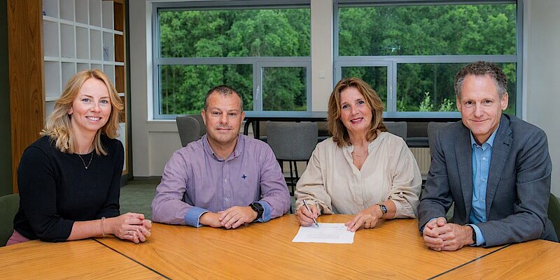 V.l.n.r.: Melanie Buskes (specialist ouderengeneeskunde Proteion), Bjorn Keukens en Gerrie van Loon (Parkinson Fit & Vitaal Lifestyle programma) en Bjorn Ceresa (bestuurder Proteion).